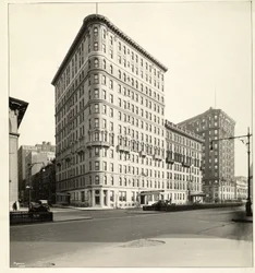 Näkymä Hotel Embassysta Broadwaylla ja 70th Streetillä, New Yorkissa, 1921 (hopeagelatiiniprintti)