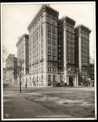 Näkymä Hotel Majesticiin 72nd Streetillä Central Park Westin toiselta puolelta, New York, 1920 (hopeagelatiinivedos).