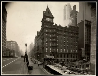 Näkymä Murray Hill -hotellille, Park Avenuelle ja 40th Streetille, New Yorkissa, Park Avenuen maasiltalta, 1931 (hopeagelatiiniprintti)