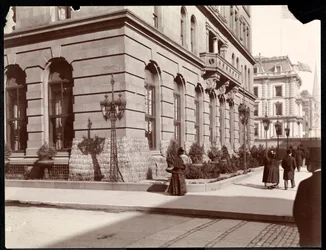 Näkymä Waldorf Astoria -hotellista ja J. J. Astor -asunnosta 5th Avenuella osoitteessa 33rd and 34th Street, New York, 1895 (hopeagelatiiniprintti)