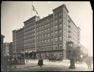Windsor Hotel osoitteessa 5th Avenue 46th - 47th Streets, New York, 1898 (hopeagelatiiniprintti)