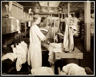 Naiset merkitsevät pyykkipusseja Carolyn Laundryssa osoitteessa 111 east 128th Street, East Harlem, New York, 1928 (hopeagelatiiniprintti)