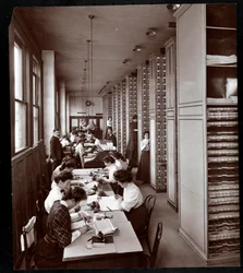 Naiset työskentelevät arkistointihuoneessa, miehen valvonnassa, Metropolitan Life Insurance Co.:ssa osoitteessa 23rd Street ja Madison Avenue, New York, 1907 (hopeagelatiiniprintti)
