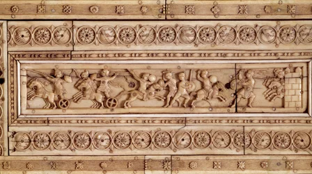 Bysantin valtakunnan taide: taistelukohtaus. Norsunluiset helpotussukat. Laatikon yläosa (10. vuosisata). Musee Cluny, Pariisi.