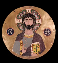 Bysanttilainen taide: "Kristus Pantokrator" (Kristus kirkkaudessa). Jeesuksen Kristuksen sädekehässä on risti, ja siinä voidaan lukea kristusmonogrammi ICXC. 900-luvun emali, Madrid, Museo Lázaro Galdiano