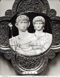 Cameo, joka kuvaa keisari Honoriusa (395-423) ja hänen vaimoaan Mariaa (norsunluu ja metalli) (katso myös 189591)