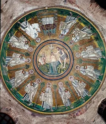 Kristuksen kaste Jordanissa (vasemmalla olevan hahmon personifioimana) ja kaksitoista apostolia. Areiolaisten kastekappelin (Battistero degli Ariani) kupolin mosaiikki. 400- tai 500-luku. Ravenna. Italia