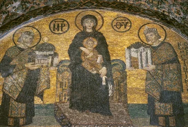 Neitsyt Maria ja lapsi keisarien Justinianuksen ja Konstantinuksen välissä Hagia Sofiassa