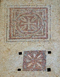 Yksityiskohta risteistä Bysantin kirkon mosaiikkilattiasta Shohamissa Israelissa, noin 500-luvulla jKr. (mosaiikki)