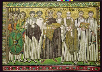 Keisari Justinianus I ja hänen virkamiehistä, vartijoista ja papistosta koostuva seurueensa, n. 547 jaa.