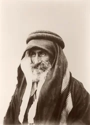 Muotokuva sheikki Khalil Senaahista (seinätaustaa vasten) Kerakissa, noin 1895-99.