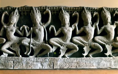 Apsarat, hyvin nuoria ja kauniita olentoja, jotka tanssivat Indran pihalla. Hindulainen mytologia. Art Khmer, Bayonin temppeli