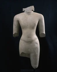 Jumaluuden vartalo (todennäköisesti Vishnu), n. 7. vuosisata (hiekkakivi)