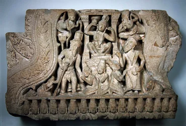 Pedimentti, jossa näkyy Parvati ja Shiva, Bayon-tyyli, Preah Pithu, Angkor, 1200-luvun alku (hiekkakivi)