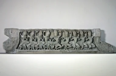 Pääty, jossa on yhdeksän tanssivaa asparaa, 1100-luvun lopusta 1200-luvun alkuun, Bayonista, Angkor Thom (hiekkakivi)
