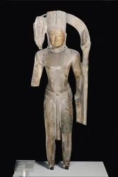 Seisova Harihara-patsas, Phnom Da -tyyli, Angkor Boreista (hiekkakiveä).