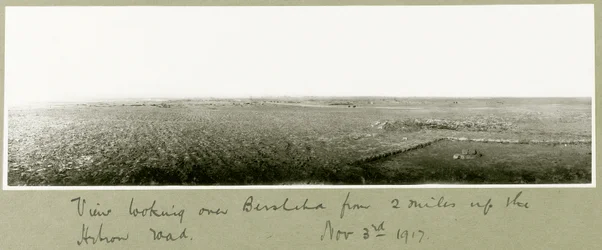 Näkymä Beersheban ylle kahden mailin puolelta Hebron Roadia ylöspäin, 3. marraskuuta 1917