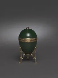 Jade Egg jalustalla, vuoden 1900 jälkeen