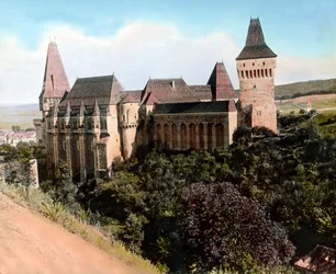 Romania, Transilvania, Hunyadin linna (tunnetaan myös nimillä Hunyadin linna, Corvinin linna tai Hunedoaran linna), kuvan päivämäärä: noin 1920. Carl Simonin arkisto