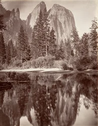 Peilinäkymä Cathedral Rocksille, Yosemite, n. 1872, painettu n. 1876.