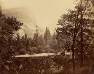 ["Järvi" - Yosemiten laakso] / [Järvenranta] / [Ah-Wi-Yah-järvi, Yosemite] / [Mirror Lake ja Mount Watkins, Yosemite]