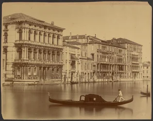 Rezzonicon, Giustinianin ja Foscarin palatsit Canal Granden varrella