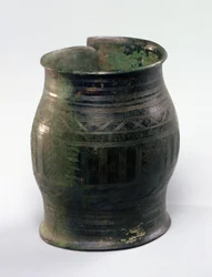 Tynnyrin muotoinen käsivarsinauha, Hallstatt Culture, Jura (metalli)