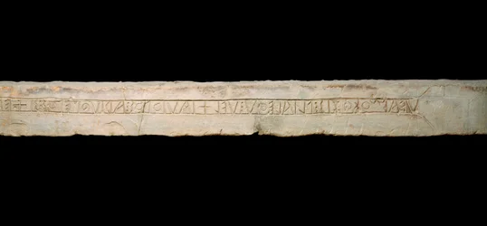 Kelttiläinen taide: "" kunnianosoitus jumalille""" Kelttiläisillä aakkosilla haudattu kaiverrus (Ogham). Comen alueelta Italiasta. Loppu 6. alku 5. vuosisadalla eKr. Himmeä. 365x19x33 cm Como, Museo Civico Archeologico Paolo Giovio