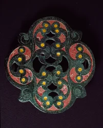 Kelttiläinen taide: lävistetty pronssilevy emalipinnoitteella. 1. vuosisadalla jKr. Paillardilta (Oise). Breteuil, arkeologinen museo