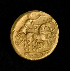 Kelttiläinen taide: sequanien stater, kultaraha - Sotavaunuja ajavan miehen kuvaus (?), 3.-2. vuosisata eaa. - Pariisi, Bibliothèque nationale
