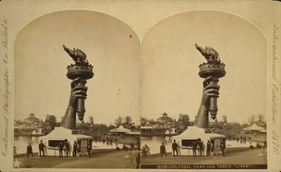 Kolossaalinen käsi ja soihtu "Liberty" esillä Philadelphia Centennial Exhibition -näyttelyssä, 1876