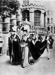 Kuningas Yrjö V ja kuningatar Mary sukkanauharitarien puvuissa, Windsor, 1937.