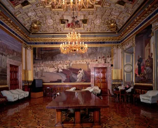 Sala Maccari, joka on koristeltu runsaasti kullatuin stukkokoristein ja Rooman historian kohtauksin, yksityiskohta Rooman senaattia esittävästä paneelista, 1882-88, valokuva