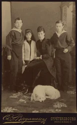 Keisarinna Maria Fjodorovna lasten, Nikolai Aleksandrovitšin, George Aleksandrovitšin ja Ksenia Aleksandrovnan kanssa, kirjoittanut Bergamasco, Charles (Karl) (1830-1896). Albumin Photo, n. 1883. Venäjän valtion elokuva- ja valokuva-arkisto, Krasnogorsk