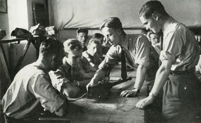 RAF:n henkilökunta oppia aseista, 1941.