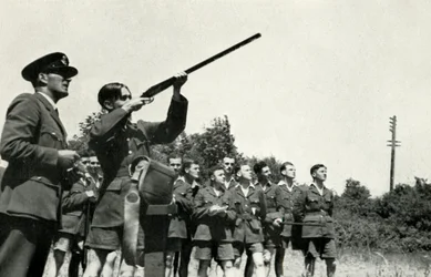 RAF:n henkilökunta oppi ampumaan aseita toisen maailmansodan aikana, 1941.