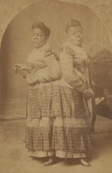 Millie ja Christine McCoyn albumiiniprintti, 1880-1890.