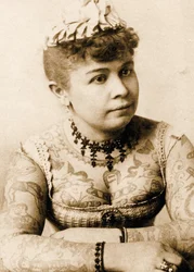 Muotokuva Annie Howard tatuoidusta naisesta, n. 1898 (kaappikuva)