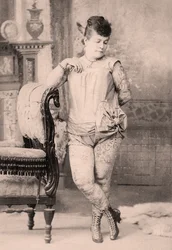 Tatuoidun naisen Nora Hilderbrandtin muotokuva, noin 1896