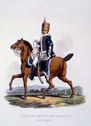18. valodraguonien (husaarien) sotamiesten univormu teoksesta "British Imperiumin puku, viimeisten määräysten mukaan", julkaistu 1812-15 (käsinvärinen akvatinta)