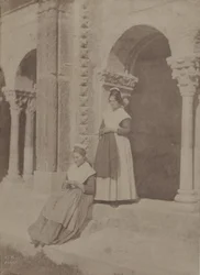 Arlesilaisia naisia Saint-Trophimen luostarikäytävässä "Arles"