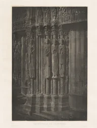 Planche XIII - Cathédrale de Chartres, Statues Colonnes de la Porte Centrale du Portail Royal (Levy XIII - Chartresin katedraali, kuninkaallisen sisäänkäynnin keskioven patsaspylväät),1855, painettu 1982 (kuva)