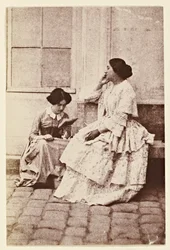 Naiset pihalla