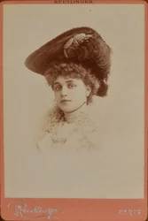 Elegantti nainen hattu päässään - Charles Reutlinger