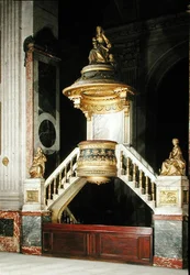 Saarnatuoli, jossa on kullatut Guesdonin Faith and Hope -hahmot ja Dumontin Charity -hahmot