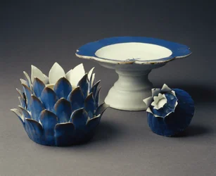 A Vegetable Form Tureen, Cover and Tazza, Jiaqing Period (1796-1820) n. 1800 (posliini) (katso myös 314544)