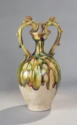 Amphora kahvoilla lohikäärmeen päiden muodossa, jossa on kolmivärinen lasitus, Tang-dynastia, 618-907 (keraaminen)