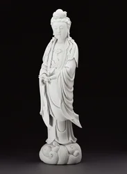 Blanc de Chine -hahmo Guanyinista, n. 1800 (posliini)