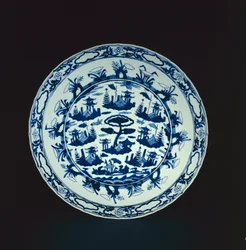 Sinivalkoinen astia maalattu kivisaarilla ja paviljongilla, Wanli tai Tianqi, 1600-25 (posliini)