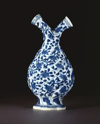 Sinivalkoinen kaksoispullo eurooppalaisessa lasimuodossa, Kangxi-kausi (1662-1722) (posliini)